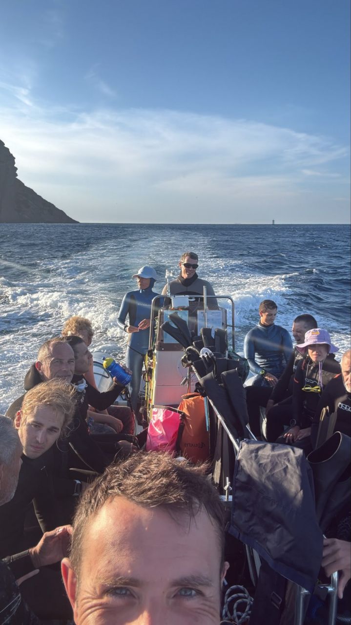Bateau avec des personnes venant découvrir l'apnée 