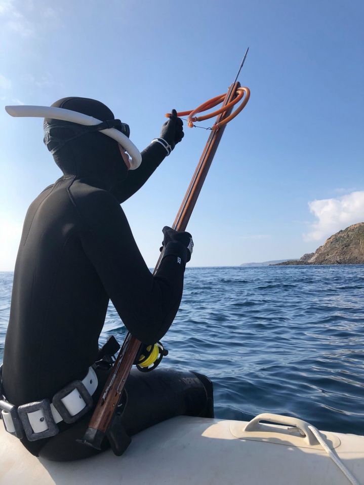 chasseur sous-marine avec son arbalète